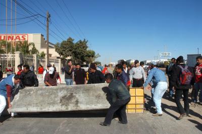 Edgar Jesús Terrazas Rivas de 22 años, con domicilio en Ciudad Lerdo, falleció cuando intentaba cruzar el Periférico, en protesta sus compañeros bloquearon durante seis horas los ocho carriles para exigir a las autoridades la instalación inmediata de los puentes.
