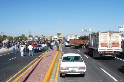 Piedras, maderos, alambre de púas y algunos vehículos, fueron utilizados en los extremos de las vías para impedir el paso de cualquier vehículo.