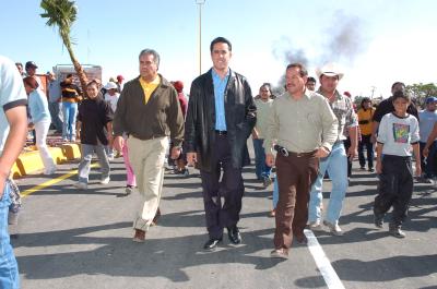 Finalmente, luego de establecer el compromiso con una firma en el interior de la Narro, se decidió liberar el Periférico y se pudo reanudar la circulación, pero ahora por los carriles laterales, con el fin de evitar más accidentes fatales.