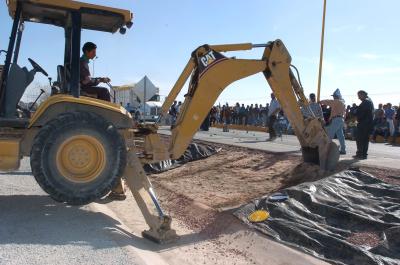 Carlos Bracho titular de Atención Ciudadana y Eduardo de la Peña secretario del Ayuntamiento, llegaron al lugar del conflicto y se comprometieron a iniciar la construcción del puente peatonal, pero los manifestantes exigieron la presencia del alcalde Guillermo Anaya Llamas. 


Una retroexcavadora empezó a escarbar frente a la Narro, abriendo uno de los pozos para instalar la base del puente, pero la acción no cumplía la demanda de los estudiantes: vigilancia 24 horas, bordos moderadores de velocidad y señalamientos viales, mientras se termina el puente peatonal.