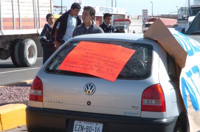 Estudiantes de la Universidad Autónoma Agraria Antonio Narro (UAAAN) bloquearon los ocho carriles del Periférico desde el Distribuidor Vial Revolución (DVR) hasta el entronque a Santa Fe, desquiciando el tráfico durante seis horas.