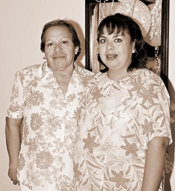 Liliana Castañeda de Martínez acompañada por su mamá, Araceli Allende, quien le ofreció una linda fiesta de canastilla.