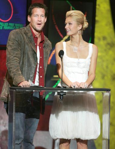 La actriz y modelo Paris Hilton y el actor James Denton  de la serie de televisión 'Desperate Housewives'  presentaron un premio.