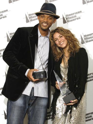 Shakira elogió la tendencia a presentar más música en español en la radio estadounidense. 

La cantante colombiana posa junto al actor y cantante Will Smith  quien ganó el premio a Mejor Artista masculino del Rock-Pop.