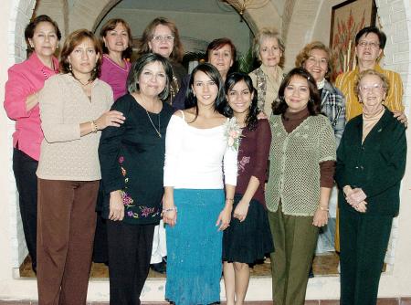 Carolina de la Garza Betancourt disfrutó de una fiesta de despedida en días pasados junto a familiares y amigas.