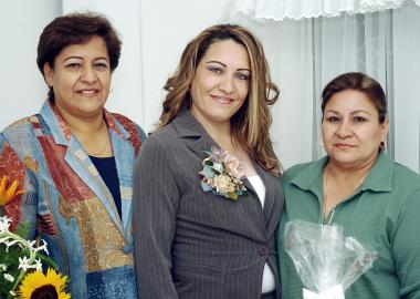 María Lourdes Muñoz y María Magdalena Cuéllar le ofrecieron una despedida de soltera a Guadalupe Cuéllar.