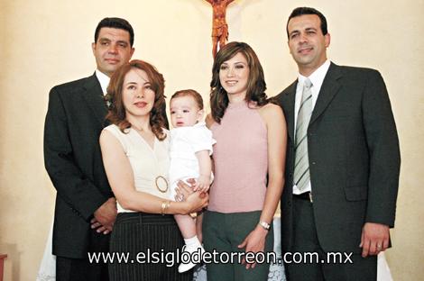 RECIBE LAS AGUAS BAUTISMALES El pequeño Francisco Fernández Verdeja juntos a sus papás Francisco Fernández Abularage y Patricia Verdeja de Fernández y sus padrinos Armando Fernández Abularage y Ana Elisa Viesca de Fernández