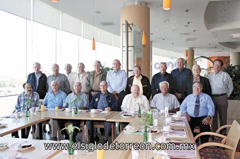 CUMPLE 40 AÑOS DE CATEDRÁTICO Joaquín Guerra Bejarano, Héctor Manuel Téllez, Rodolfo Kempke, Manuel G. Montenegro, Jaime Blázquez, Francisco Garza Tijerina, Agustín Calderón, Gonzalo Fernández, Federico Sáenz Larriva, Gustavo Dávila, Ernesto Ramírez, Jorge A. Soto Borrego, Luis Hernández Torrens, Rubén M. Fernández, Alfonso J. Mijares Contreras, Blas. E Quintero Fernández, Leopoldo García Flores, Carlos Sánchez Woodworth y Humberto Fayad