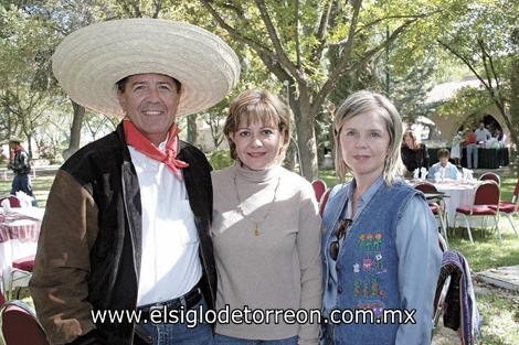 Fernando Félix, Maru de Félix y Sylvia de Pérez.