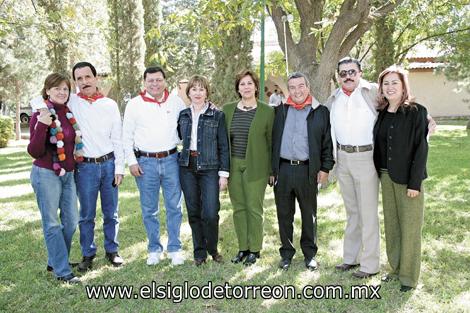 UN FESTEJO MUY MEXICANO 
Gaby y Ramón García, Arturo y Margarita Rivera, Esperanza y Horacio Aranda y Hugo y Anita de la Mora.