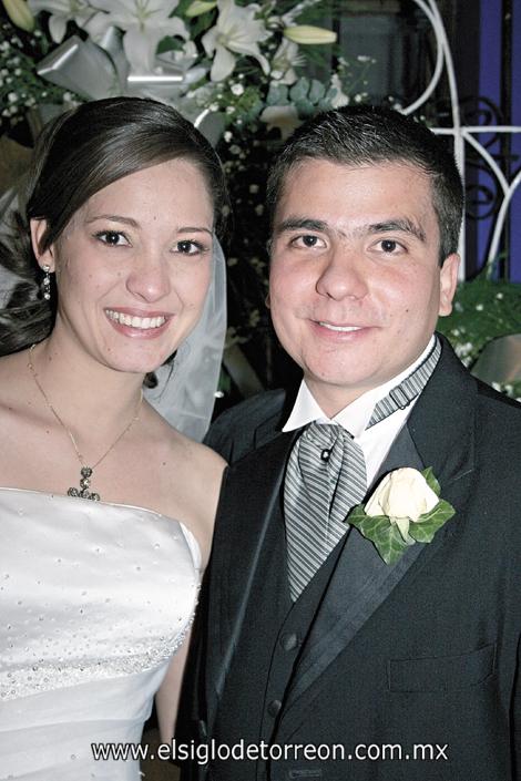 FELICES EN SU BODA 
Los novios Susana Garza Gallardo y José Lorenzo del Bosque Alba