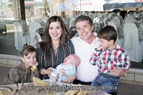 Brenda Batarse de Ruenes y Carlos Ruenes Moscoso con sus hijos Sarah, Carlitos y Julián