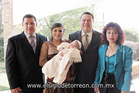 RECIBE LAS AGUAS BAUTISMALES 
El niño Francisco Gerardo con sus padres Francisco Martínez Lombas y Gabriela Sterling Ávalos y sus padrinos José Antonio Guerrero y Carmen Lombas