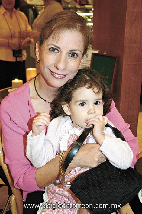 Montserrat Farrús de Murra con su nieta Sofìa Murra Vicario