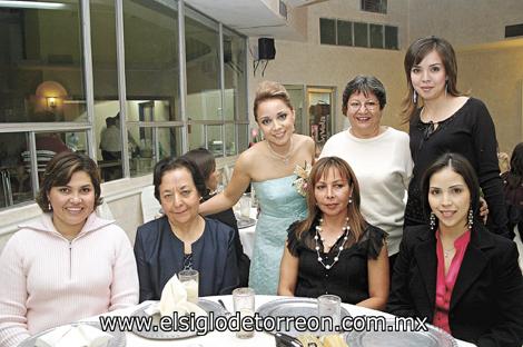 Familia del novio: Olga Aymerich de García, Estela de Aymerich, Anita de García, Alejandra de García, Xochitl de García, Gaby de Gutiérrez y Laura García Aymerich