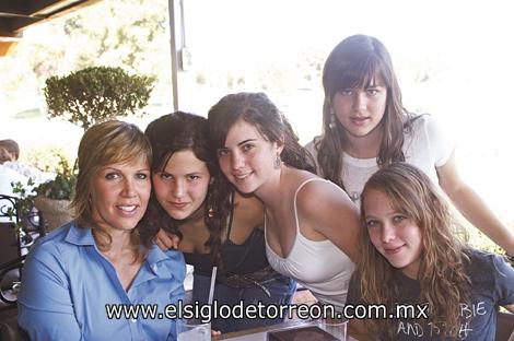 Alicia Sáenz, Ángela González, Mónica Pámanes, Isabella González, y Andrea Villarreal