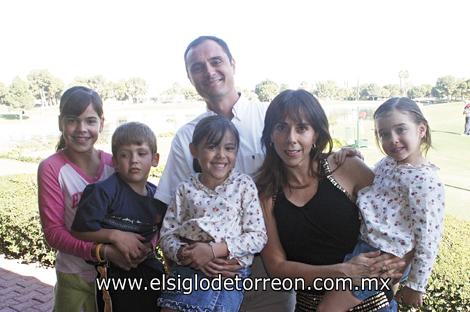 Ana y Edmundo Anaya con sus hijos Paulina y Fer, y Gaby y Rafael Montaña