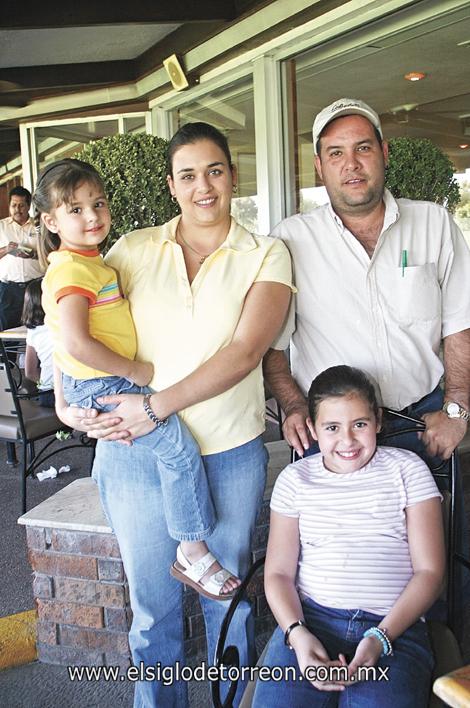 Natalia Fernández de Zarzosa, Ricardo Zarzosa, Paulina y Natalia Zarzosa Fernández