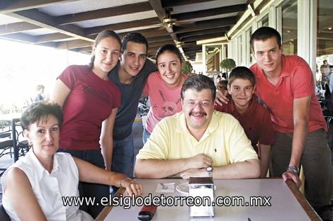 Fernando, Pilar, Lourdes, Santiago, y Fernando Alanis y Miguel Martínez