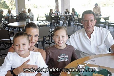 Susana Burillo de Villanueva, Jimena y Andrea Villanueva y Antonio Burillo