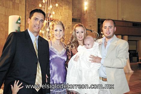 Salvador Beltrán del Río, Cristina Maturino, Emilio Beltrán Maturino con sus padrinos Ginna de Maturino y Abraham Maturino