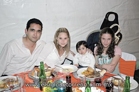 Alonso Sánchez, Nadia Amira de Sánchez, Camila Sánchez y Salma Hernández