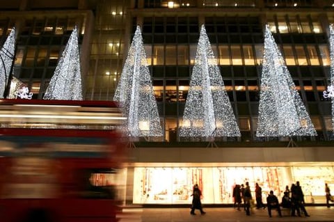 Luces navideñas iluminan la callecentral de Londres.