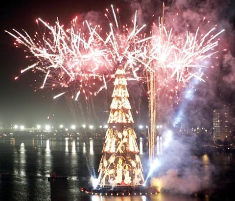 Fuegos artificiales durante la inaguración del árbol de navidad más grande del mundo que se ubica sobre el lago Rodrigo de Freitas en Río de Janeiro, Brasil.