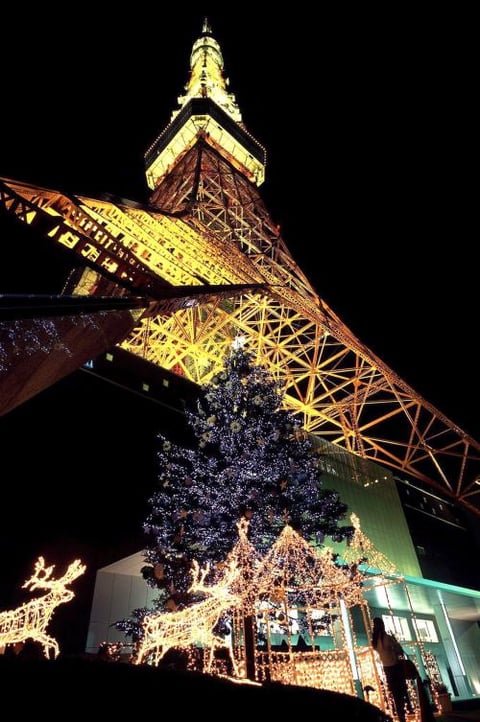 Iluminaciones navideñas adornan la base de la torre de Tokio, de 333 metros de altura, localizada en el centro de la capital japonesa.