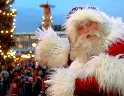 Santa Claus participa en la inauguración del mercado de navidad más antiguo en Dresde, Alemania.