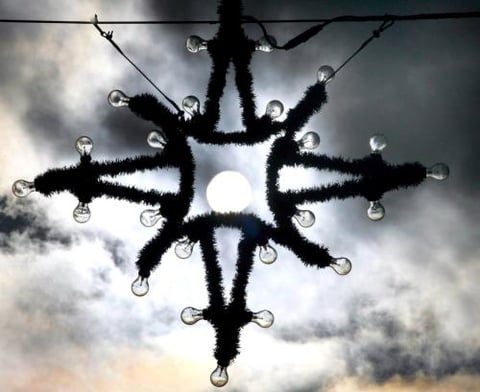 Esta foto muestra al Sol através de una decoración navideña en Balingen, Alemania.

La estrella que se le coloca en la punta de los árboles de Navidad, tiene su origen en Filipinas. Allíse elaboran antorchas en forma de estrellas de cinco puntas, que iluminan la entrada de los hogares.