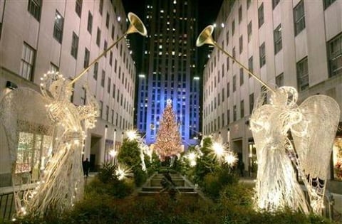 Coronado con una gran estrella de cristal de Swarovski, el árbol permanecerá encendido durante toda la temporada navideña presidiendo la famosa pista de patinaje sobre hielo instalada frente al Rockefeller Center, en la Quinta Avenida.