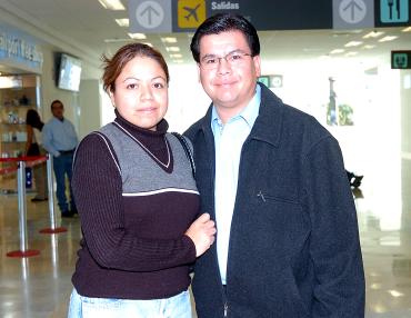 Heberto Santos viajó al DF y fue despedido por Crisanta Villalobos