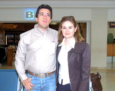 j Eduardo Bollingher viajó a Culiacán y fue despedido por Margarita de Bollingher.