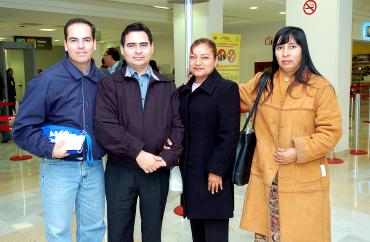 02122005_1 
 Felipe y Ángeles Hernández y Leopoldo Castruita viajaron a Las Vegas, los despidió Mayela Olivares