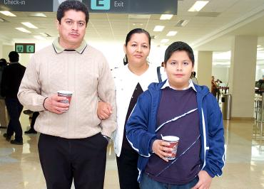 02122005_2 
Manuel Alcalá viajó a Cancún, lo despidieron Rosalba Fernández e Isaac Alcalá.