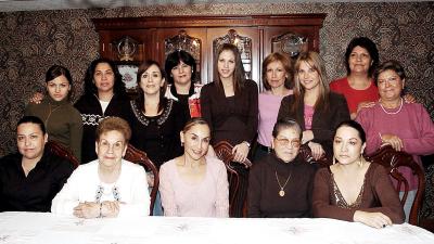 02122005_3 
 Lupita de Barrios en compañía de amigas y familiares que festejaron con ella su cumpleaños