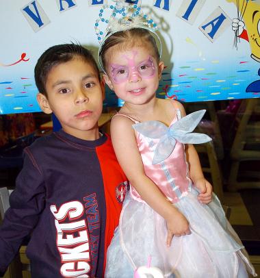 02122005_0 
 Ana Valeria Puentes Contreras captada junto a su hermanito en la fiesta infantil que le organizaron.
