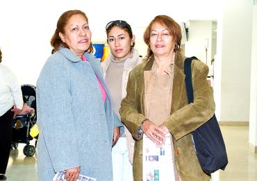 vi_03122005_0  Margarita y Ángeles Sotelo viajaron a Tijuana, las despidió Azucena Reyes