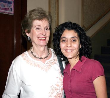 vi_03122005_1 Carmen Hinojosa y Mercedes Siesik, captadas recientemente.