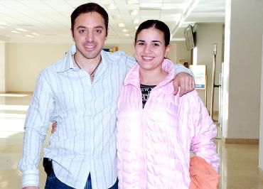 vi_03122005_2  Antonio Cesa viajó a Tampico, lo despidió Jéssica Zarzar.
