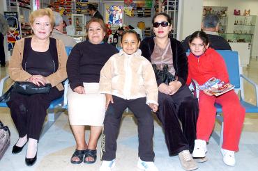 vi_03122005_3  Sixta Rodríguez viajó a San Diego, la despidió la familia Rodríguez González.