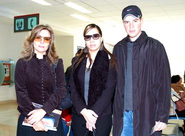vi_04122005_2 
 Juan Antonio y Martha Samaniego viajaron al DF y los despidió Martha Samaniego.