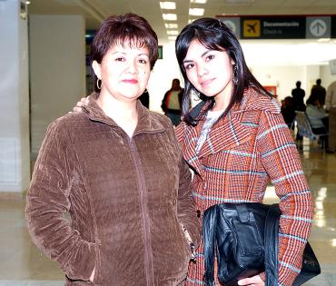 vi_04122005_3 Maricarmen Carrillo viajó a la Ciudad de México y la despidió María Concepción Córdova