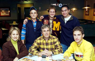 gr_04122005_12 
Juan de Dios Pérez, Lula de Pérez, Ricardo Pérez, Mauricio Pérez, Juan de Dios Pérez y Ramiro Luévano.