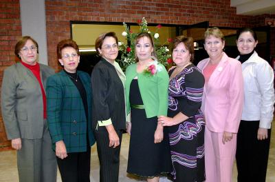 gr_04122005_13 
Lupita Jiménez, Rosario Sifuentes, Socorro Flores, Socorro Durán, Ivonne de Alvarado y María Luisa Albores le organizaron una despedida de soltera a Mirna Siller Trejo, por su cercano nlace nupcial.