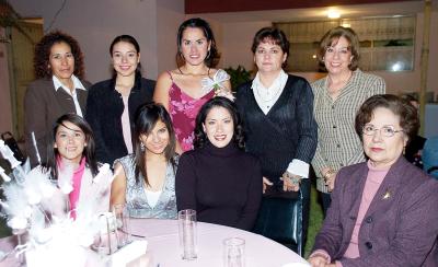 gr_04122005_4
 Georgina Isabel Zermeño Niño compartió gratos momentos con las invitadas a la despedida de soltera que le organizaron.