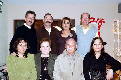 gr_04122005_6 
Mariano Cuerda y Asunción Martínez de Cuerda acompañados por sus hijos en el festejo que les ofrecieron con motivo de sus 55 años de matrimonio.