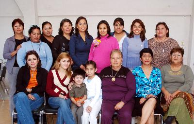 gr_04122005_9 
Brisa de Paredes acompañada por un grupo de amigas y familiares, en la fiesta de canastilla que le ofrecieron por el cercano nacimiento de su primera bebé.
