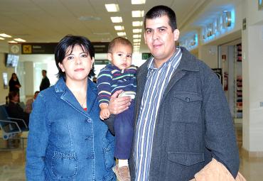vi_07122005_3Leticia Rosales viajó a Honduras, la despidieron Juan y Emilio Martínez.